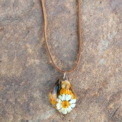 collier cuir avec pendentif fleurs en résine naturelle