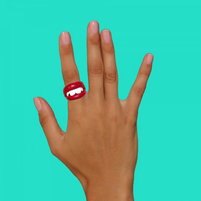 Bague bouche dents blanches lèvres rouges KISS