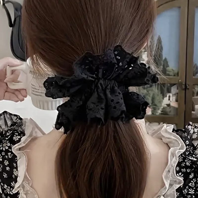 scrunchie noir brodé beige