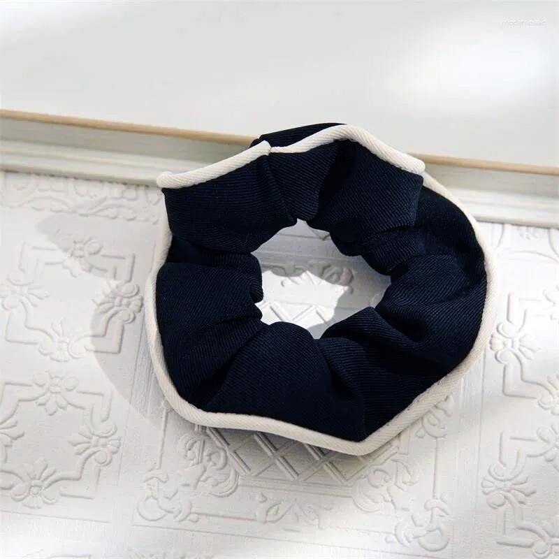 scrunchie noir avec surpiqure blanche