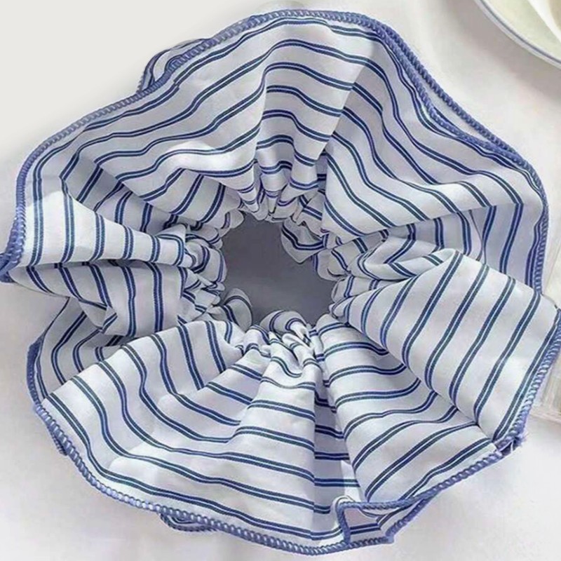 chouchou en tissu rayé blanc et bleu