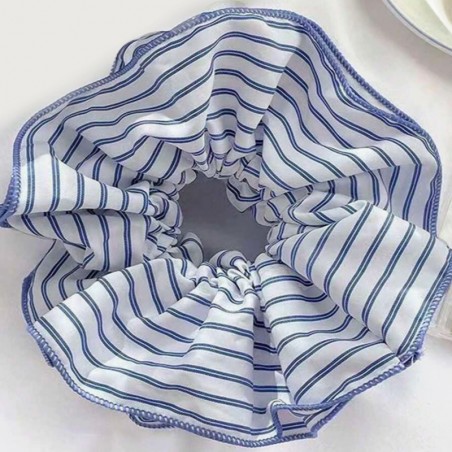 chouchou en tissu rayé blanc et bleu