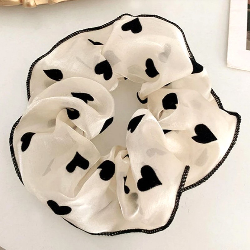 chouchou beige en voile à coeurs noirs