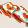 foulard géométrique avec coeurs oranges pour tenir les lunettes