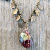 collier feuilles laiton avec pendentif en résine fleurs