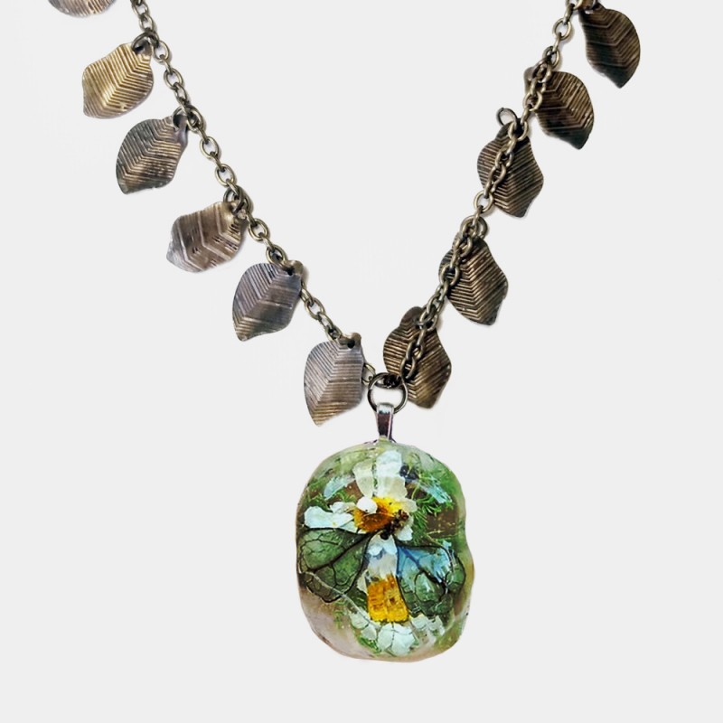 collier laiton et pendentif resine fleurs et feuilles