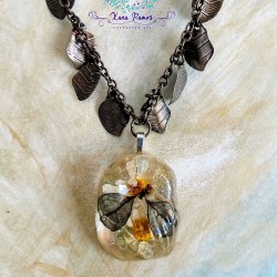 collier feuilles laiton avec pendentif en résine naturelle